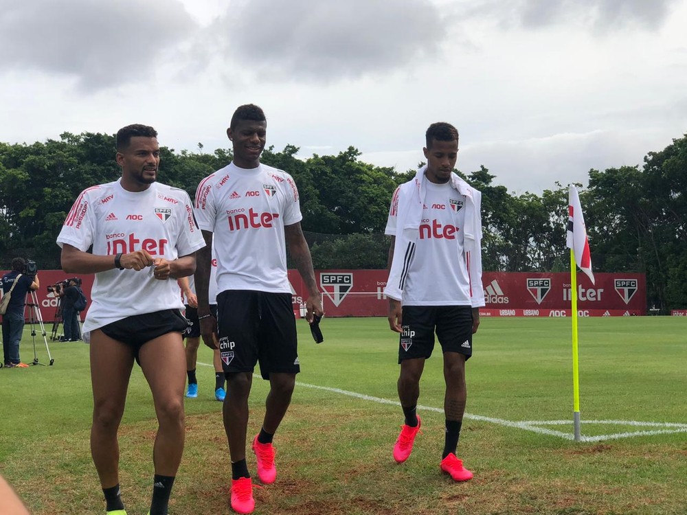 Bruno Alves e Daniel Alves ficam fora de treino, mas só zagueiro é dúvida