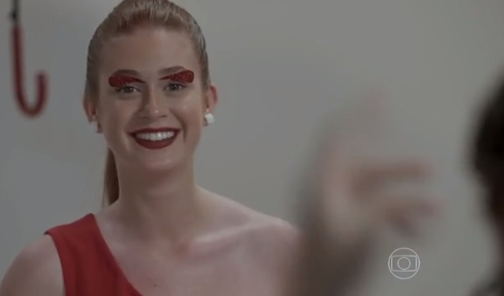 Eliza posa para fotos ao ver Jonatas — Foto: TV Globo