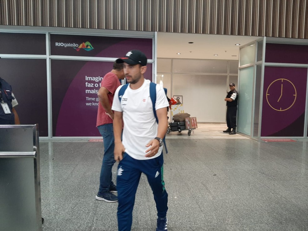 Everton Ribeiro na chegada do Flamengo ao Rio de Janeiro, no Galeão — Foto: Felipe Schmidt / GloboEsporte.com