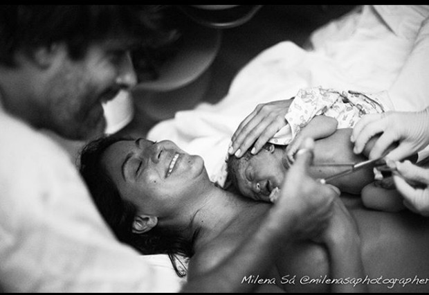 Carol Castro, Felipe Prazeres e Nina na maternidade (Foto: Reprodução / Instagram)