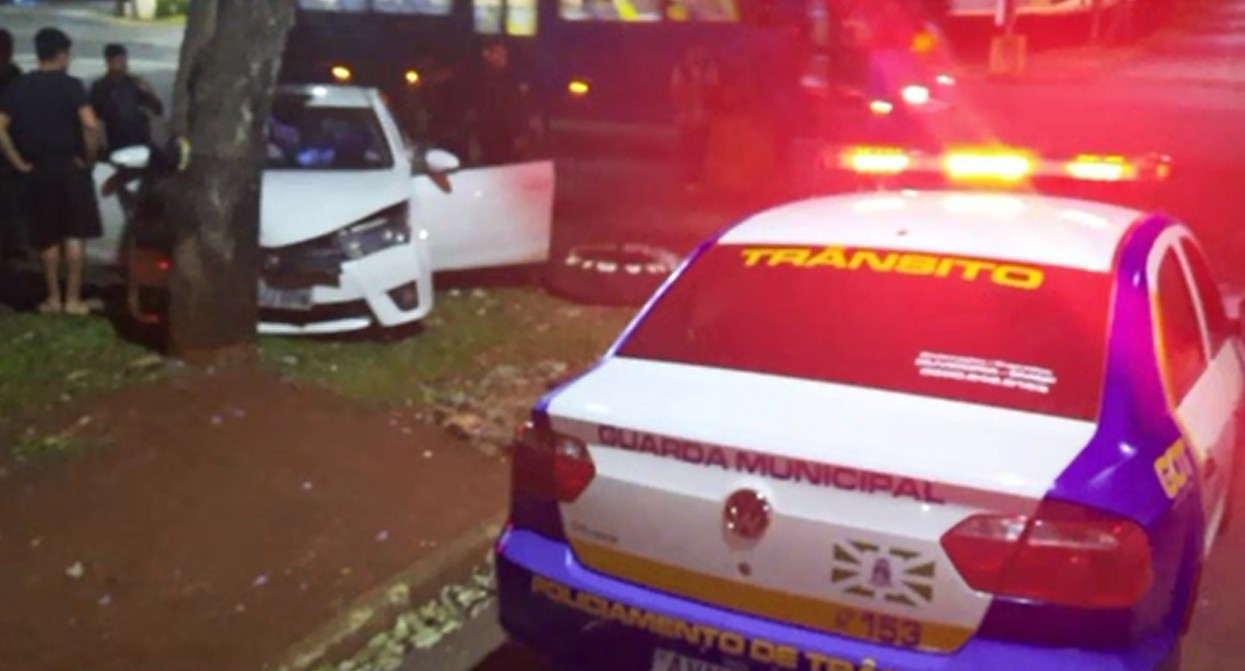 Homem de 43 anos é preso em Foz do Iguaçu após bater veículo roubado em árvore, diz Guarda Municipal  