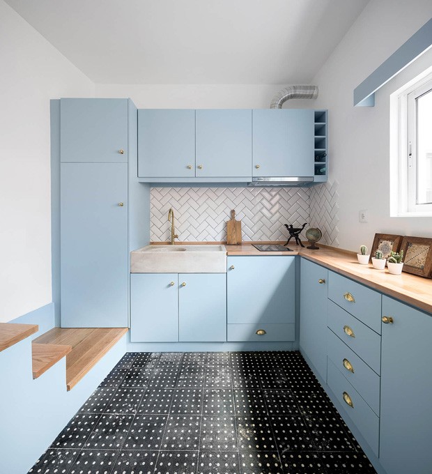 Décor do dia: cozinha com armários azuis e bancada de madeira (Foto: Divulgação)