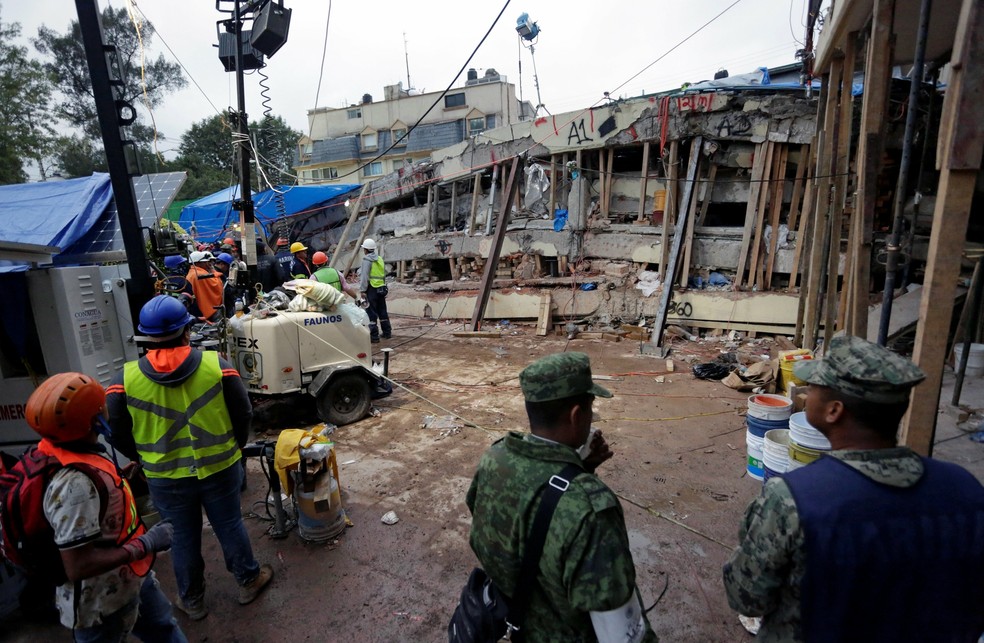 Equipes de resgate na escola Enrique Rebsamen na Cidade do México após terremoto (Foto: REUTERS/Daniel Becerril)