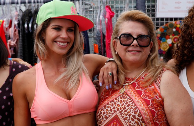 Karina Bacchi e a mãe, Nadia (Foto: Marcos Ribas /BRAZIL NEWS)