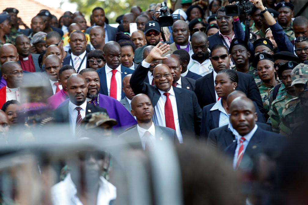 Jacob Zuma acena para apoiadores ao se apresentar a tribunal em Burban (Foto: Reuters/Rogan Ward)