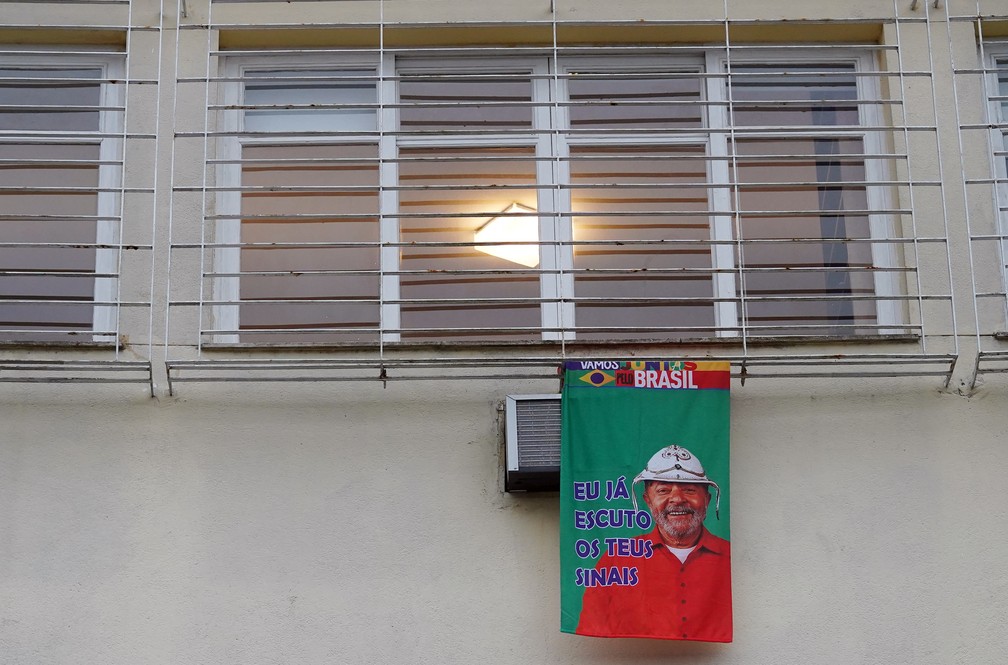 Apartamento em Santa Teresa, centro do RJ, com a toalha com a imagem do ex-presidente Lula — Foto: Marcos Serra Lima/g1