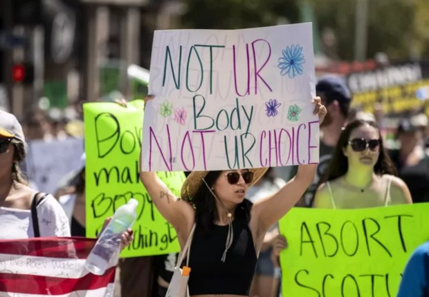 A revogação da decisão do caso Roe x Wade, que garantia o direito ao aborto nos EUA, provocou protestos no país (Foto: EPA (via BBC))