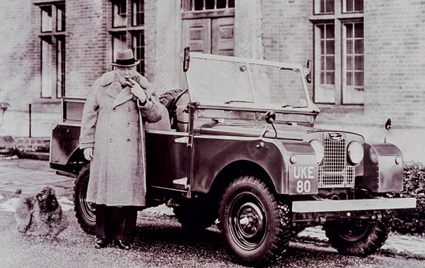 O ex-primeiro ministro britânico Winston Churchill e sua Land Rover Defender (Foto: Divulgação)