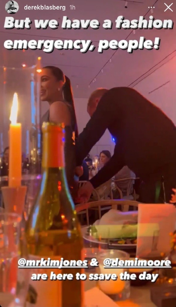 A socialite Kim Kardashian sendo socorrida pelo estilista Kim Jones no Innovator Awards 2021, em Nova York (Foto: Instagram)