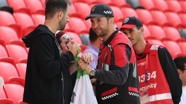 Guarda aborda torcedores que protestavam no estádio