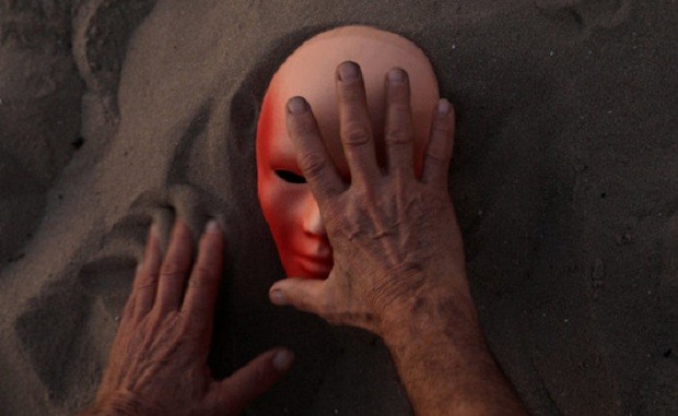 ONG Paz do Rio utiliza máscaras na areia de Copacabana (RJ) para protestar contra reformas, corrupção e Michel Temer (Foto: Ricardo Moraes/Reuters)