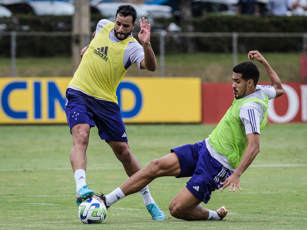 No Cruzeiro, Henrique Dourado treina em campo com jovens; Fernando Henrique segue transição