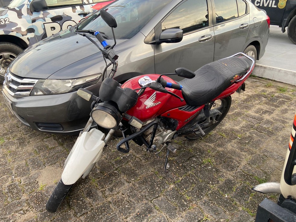 Polícia apreendeu moto usada por suspeitos de assassinato em Manaus — Foto: Patrick Marques/g1