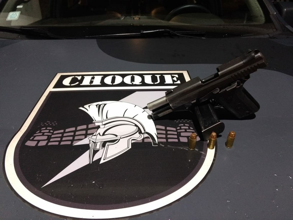 A arma apreendida tem o brasão da Polícia Civil de MT (Foto: Batalhão de Choque / Reprodução)