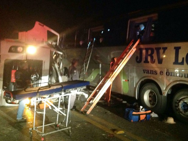 Acidente entre carreta e ônibus deixa mortos e feridos na BR-040 (Foto: Corpo de Bombeiros/Divulgação)