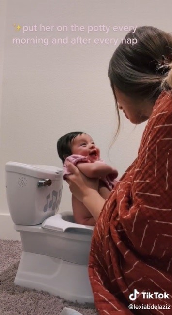 Mãe coloca bebê de 3 meses no vaso sanitário (Foto: Reprodução/TikTok)