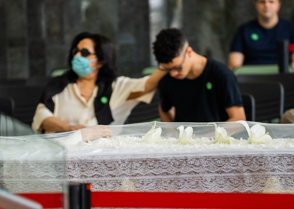 Esposa e filho de Gal Costa em velório da cantora na Assembleia Legislativa de São Paulo — Foto: Luiz Franco/g1