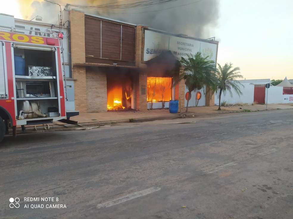 Unidade do Sine pega fogo em Pontes e Lacerda (MT) — Foto: CBM/MT