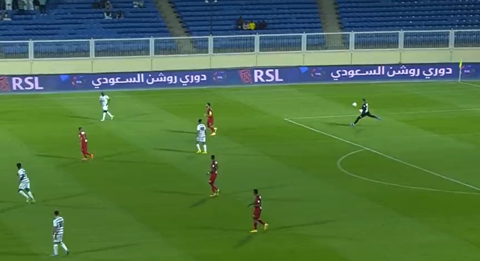 Goleiro faz gol improvável de uma meta à outra na Arábia Saudita — Foto: Reprodução