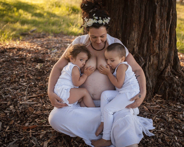 Alicia grávida amamentando os dois filhos (Foto: Reprodução / Facebook)