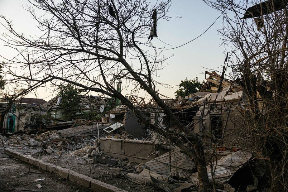 Casas destruídas após ataque aéreo russo na cidade de Mykolaiv, na Ucrânia