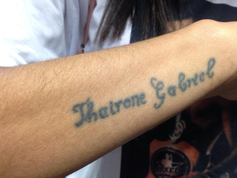 Tamires também tatuou o nome do filho no braço — Foto: Joyce Heurich/RBS TV