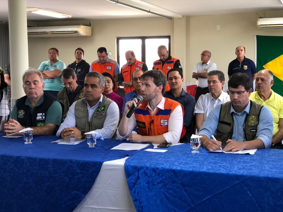 Ministros participam de coletiva no Recife sobre auxilio a vítimas das fortes chuvas, neste domingo (29) — Foto: Augusto César/TV Globo