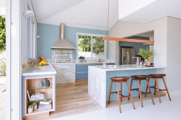 Décor do dia: cozinha aberta com tons de azul e churrasqueira (Foto: Juliana Deeke )