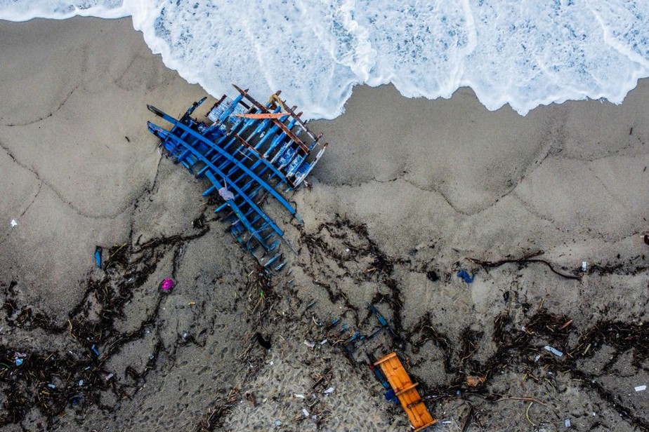 Destroços de barco de pesca que afundou em Calábria, na Costa da Itália, em fevereiro