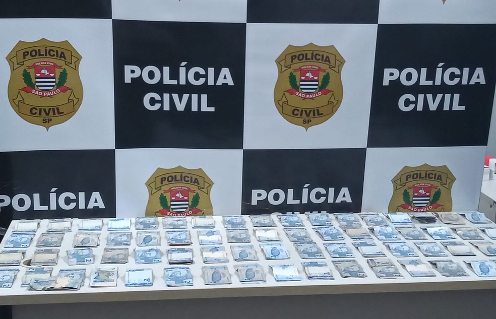 Foram apreendidas com os suspeitos grande quantidade de notas de R$ 2 roubadas de farmácias no interior de SP e em Uberlândia (MG) — Foto: Polícia Civil/ Divulgação
