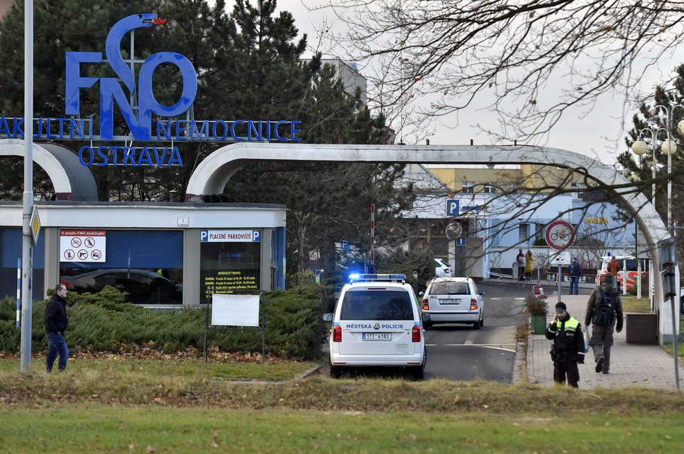 Carro de polícia entra no hospital universitário em Ostrava, na República Tcheca — Foto: Jaroslav Ozana/AP
