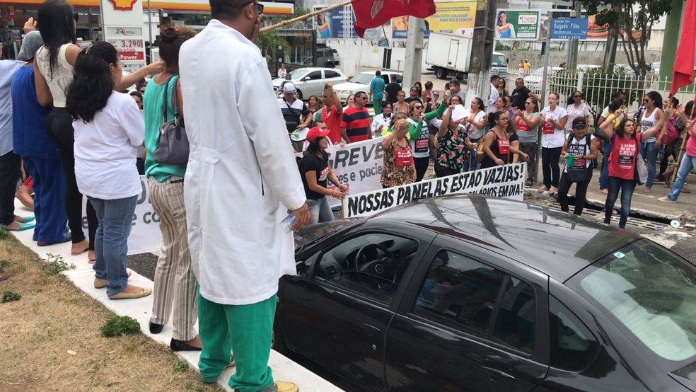 Servidores da Saúde do RN fazem manifestação na avenida Salgado Filho, em Natal, e pedem dinheiro a motoristas (Foto: Kleber Teixeira/Inter TV Cabugi)