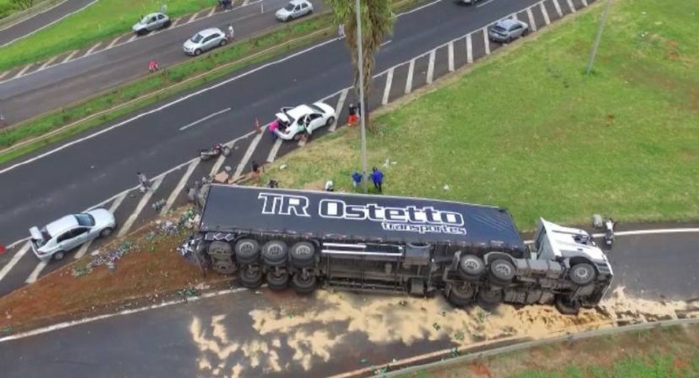 Carreta tombou na BR-050, em Uberlndia — Foto: Via-Drones/Divulgao