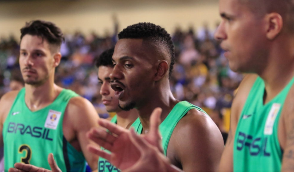 Jhonatan Luz na seleção brasileira de basquete (Foto: Divulgação / CBB)