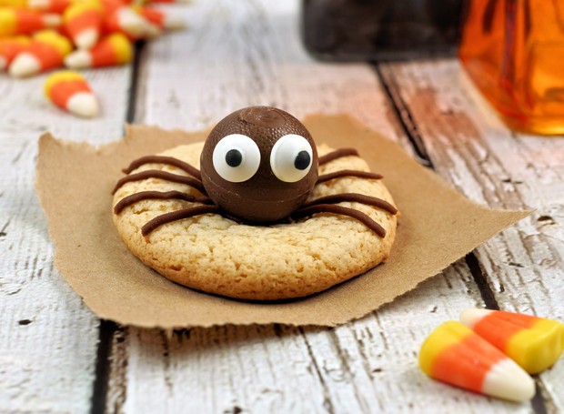 Com bombons de chocolate e biscotinhos de cardamomo, você pode fazer docinhos nada medonhos em formato de aranha.  (Foto: Thinkstock)