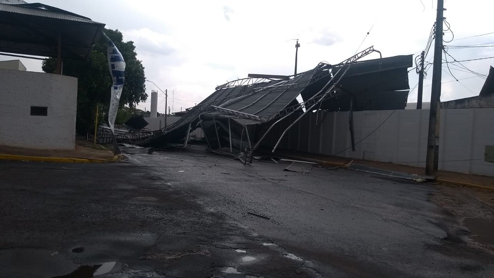 Vendaval causou estragos em Adamantina nesta terça-feira (5) — Foto: Joaquim José dos Santos/Cedida