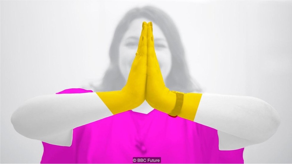 Unindo as palmas das mãos não é necessariamente associado à oração, embora no Ocidente o símbolo carregue importância religiosa — Foto: BBC Future