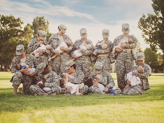 A fotógrafa Tara Ruby decidiu fotografar militares norte-americanas amamentando para mostrar o seu apoio às mães soldadas (Foto: Reprodução Facebook)
