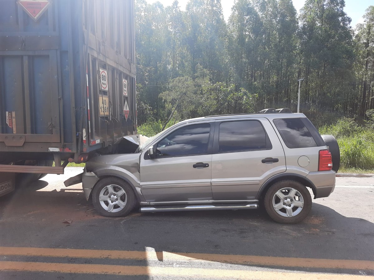 Três pessoas ficam feridas após carro bater na traseira de caminhão na BR-135, em Curvelo