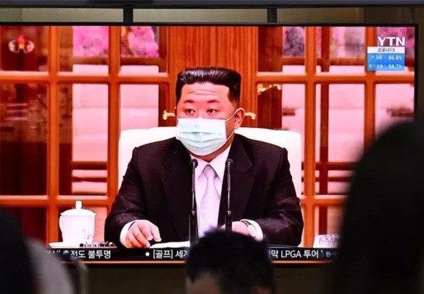 Líder norte-coreano, Kim Jong Un, anunciou lockdowns pelo país para tentar conter explosão de casos (Foto: GETTY IMAGES via BBC)