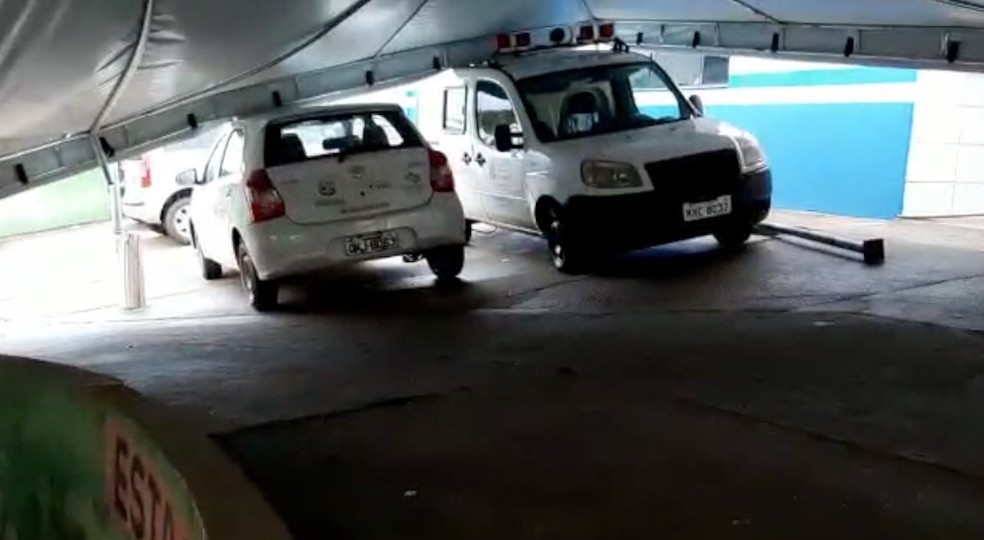 Ambulância e outros carros foram atingidos por tenda, que caiu durante tempestade em Pequizeiro — Foto: George da Silva Camelo/Divulgação