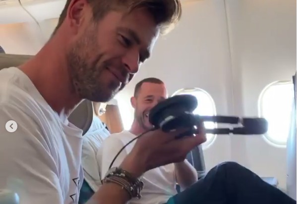 O ator Chris Hemsworth ao descobrir o hidratante colocado em seus fones de ouvido (Foto: Instagram)