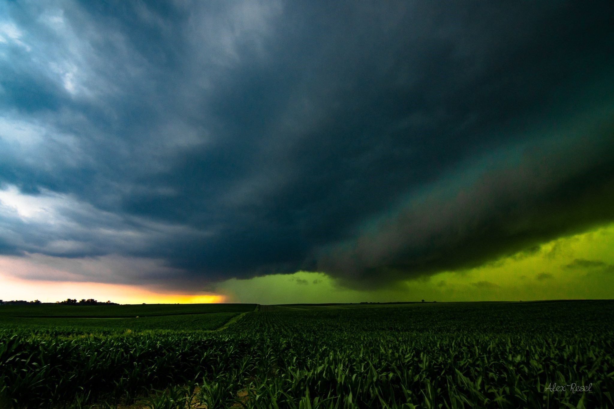  O derecho é um fenômeno atmosférico que se manifesta em tempestades (Foto: Reprodução/Twitter/@aresel_)