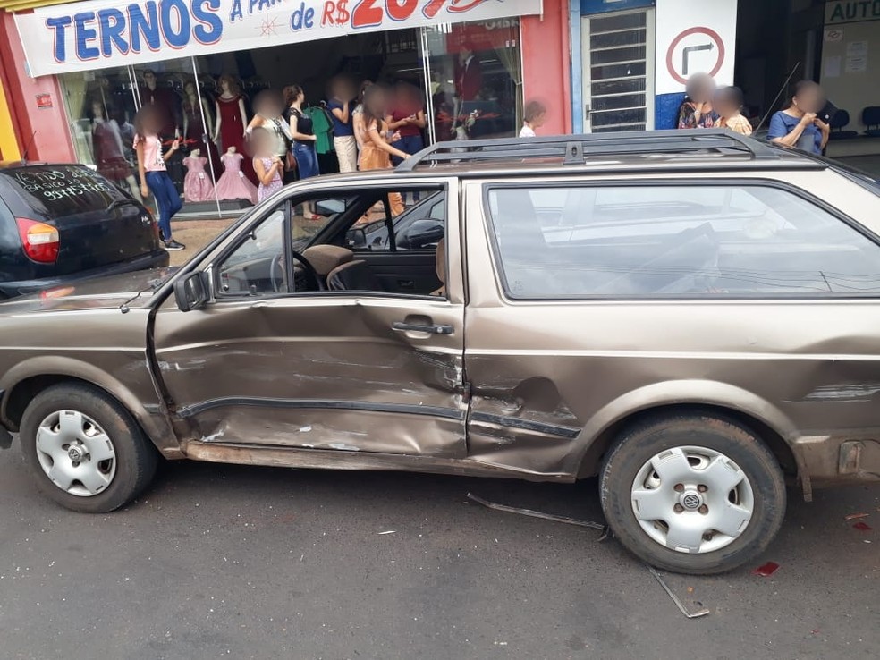 Carro descia avenida e bateu em um segundo veículo que atingiu um carro estacionado — Foto: Arquivo pessoal