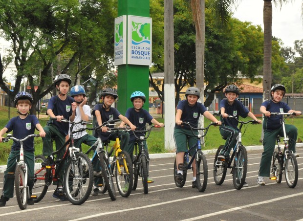 Meninos praticam ciclismo na Escola do Bosque Mananciais (Foto: Divulgação)