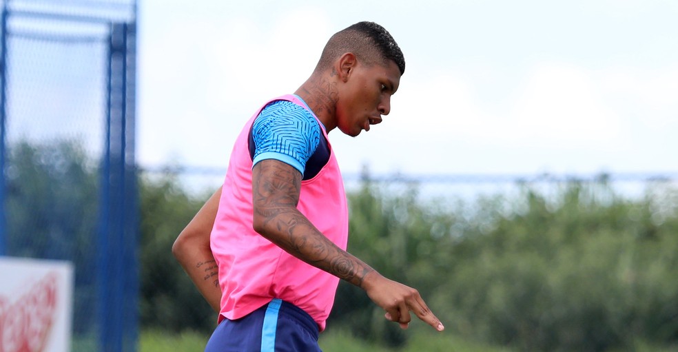Marcos Victor durante treino do Bahia, na Cidade Tricolor; zagueiro custou R$ 3,9 milhões aos cofres do clube — Foto: Felipe Oliveira / EC Bahia