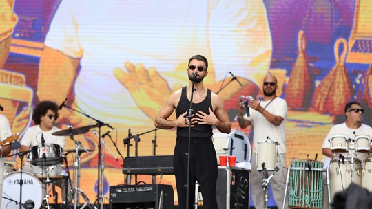 Silva canta com Criolo, dedica música a Anitta e embala público do Lollapalooza com som da nova MPB