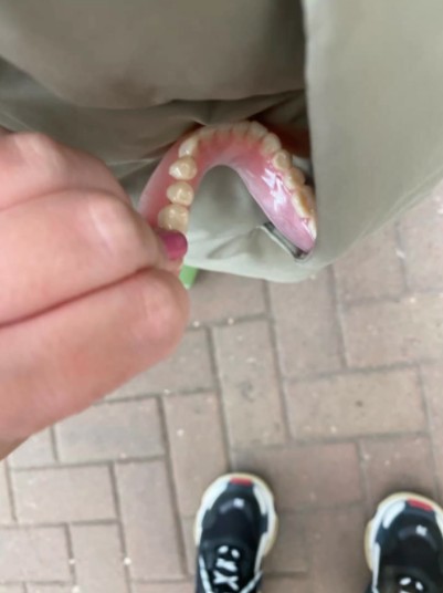 Dentaduras encontradas na loja Asda (Foto: reprodução/ Melissa Hopkins)