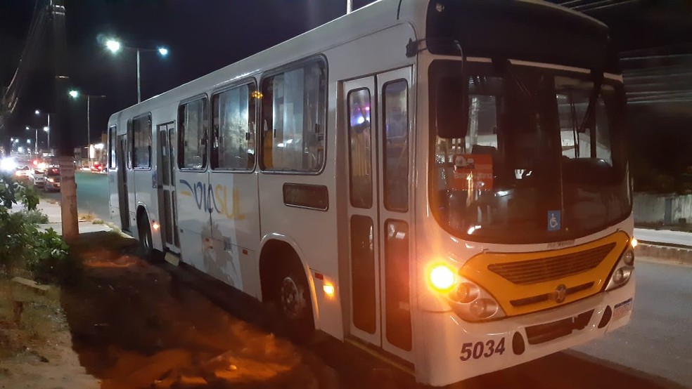 Criminoso entrou no Ã´nibus, fingiu ser passageiro, e fez arrastÃ£o na noite desta terÃ§a-feira (19) â Foto: SÃ©rgio Henrique Santos/Inter TV Cabugi