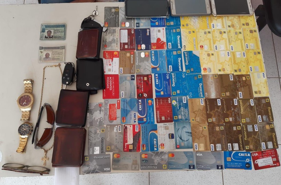 Junto com o trio de estelionatários, a polícia apreendeu 69 cartões bancários.  — Foto: Divulgação/Polícia Militar do Maranhão